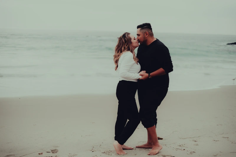 A kiss beside the ocean